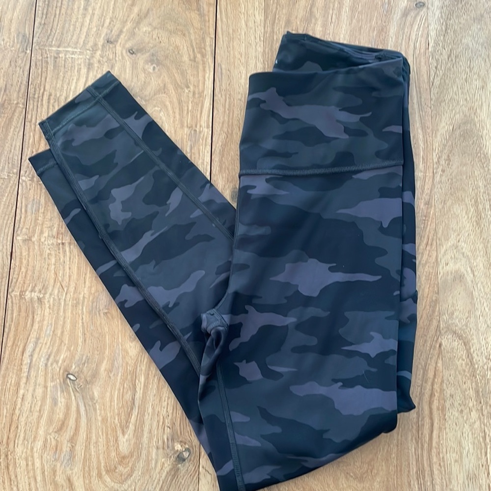 Athleta Ultimate 7/8 tight in camo, extra small.